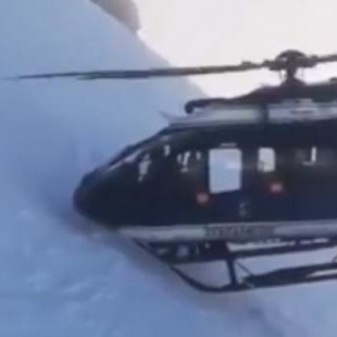 Un helicóptero se la juega para rescatar a un esquiador