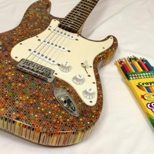 Guitarra eléctrica hecha a partir de 1,200 lápices de colores