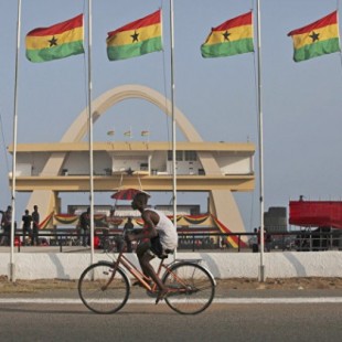 La República de Ghana presenta un vehículo blindado y unos exoesqueletos difíciles de creer [POR]
