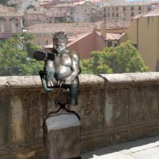 El 'diablillo' del acueducto de Segovia, guerra judicial con vecinos con sentimientos religiosos "heridos"