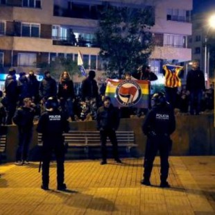 Unas 400 personas boicotean a huevazos un acto de Vox en Barcelona