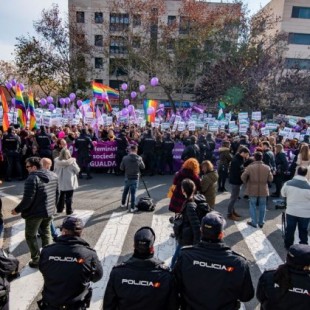 Miles de personas protestan ante el Parlamento andaluz contra la presencia de VOX en el Gobierno