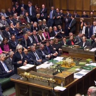 El Parlamento británico rechaza el acuerdo del 'Brexit' de May por amplia mayoría