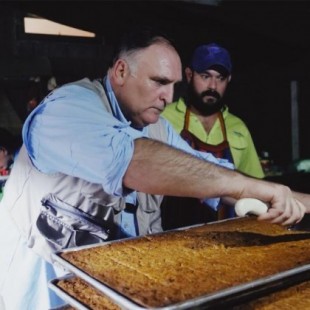 El chef Jose Andres sirve comidas gratuitas a los trabajadores federales afectados por el cierre del gobierno [ENG]