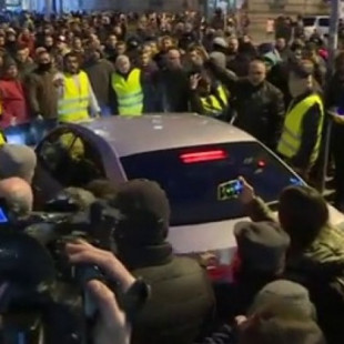 Taxistas de Barcelona agreden a conductores de VTC e intentan quitar la cámara a los periodistas de laSexta