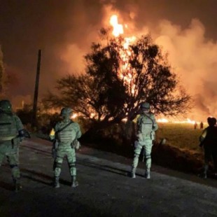 México: explota oleoducto mientras decenas de personas robaban combustible