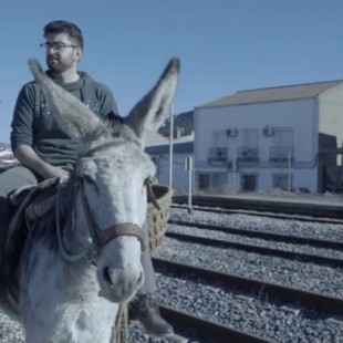 Visita al pueblo extremeño que echó una carrera al tren a lomos de un burro (y ganó el burro)