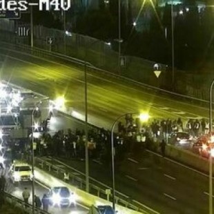 Los taxistas siembran el caos en Madrid al cortar la M-40 a la altura de Ifema