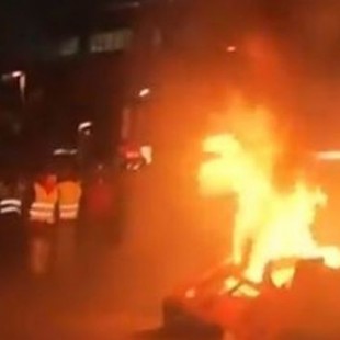 Taxistas queman contenedores a la entrada de IFEMA, en la jornada de apertura de Fitur