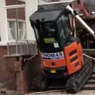 Recolectan miles de euros para el obrero que destruyó parte de un hotel con una excavadora porque no le pagaban