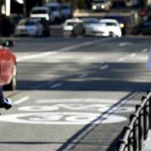 El acoso vial a ciclistas urbanos llega a las redes: "Empecé a grabar tras un adelantamiento que me rozó"