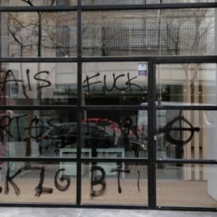 Atacan el centro LGTBI de Barcelona una semana después de su inauguración: "Estáis muertos"