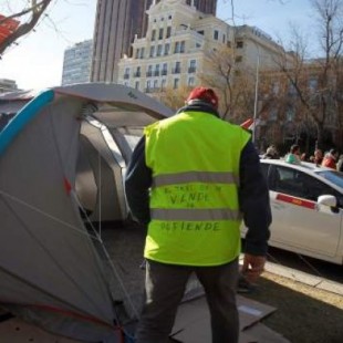 Los taxistas de Madrid acampan en la Castellana y la bloquean entre gritos de "guerra, guerra" [Directo]