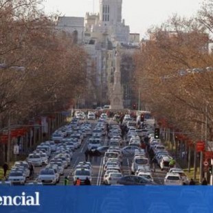 Grúas retiran taxis de la Castellana y la Policía contiene a taxistas