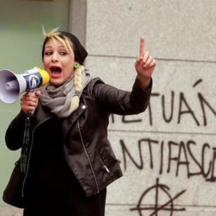 La Fiscalía pide 3 años de prisión para la líder del grupo neonazi Hogar Social Madrid