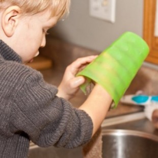 Los niños que ayudan en las tareas domésticas se vuelven adultos más autonómos y responsables