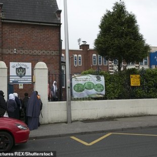 Un escuela musulmana en Inglaterra no permite comer a las niñas hasta que los niños hayan terminado de comer (eng)