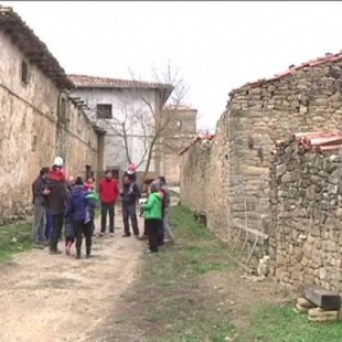 Nueve familias compran un pueblo abandonado en Navarra