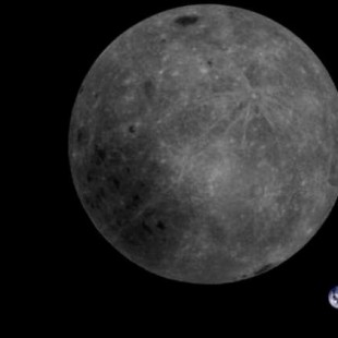 China consigue fotografiar por primera vez el lado oculto de la Luna con la Tierra de fondo