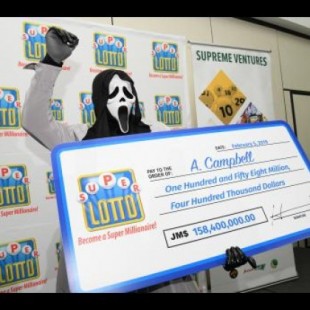 Jamaica: El ganador de la Lotería Super retira millones disfrazado de Scream [ENG]