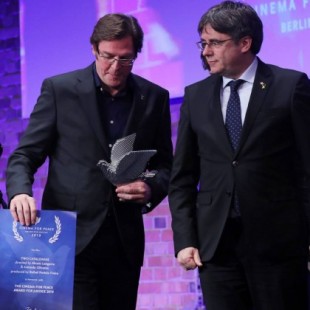 Los directores de "Dos Cataluñas" devuelven premio tras entregarlo Puigdemont