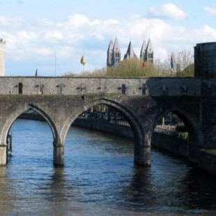 Indignación por el futuro derrumbe de un puente del siglo XIII para construir otro más grande