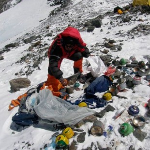 China cierra a los turistas el campo base del Everest