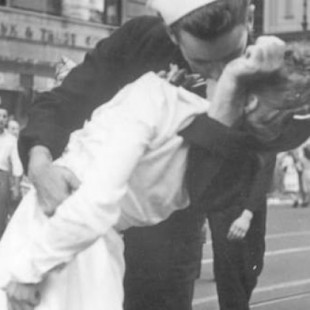 Muere a los 95 años el marinero de la famosa fotografía del beso del Día de la Victoria en Times Square