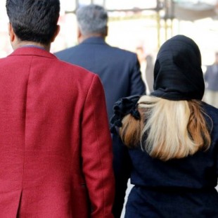 La policía de la moral obligada a disparar al aire cuando una multitud evitaba el arresto de jóvenes sin hijab en Irán