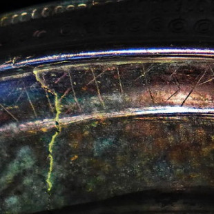 El yelmo etrusco encontrado en un yacimiento celta que contiene la inscripción germánica más antigua conocida