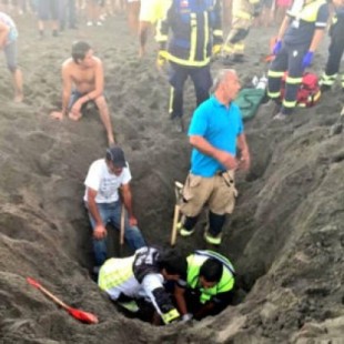 Muere hombre que quedó enterrado mientras construía un túnel de arena en la playa
