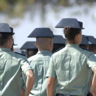 El guardia civil detenido en Madrid intentó huir cuando la Policía le sorprendió pateando a un joven