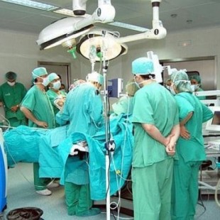 “Nos vamos a cargar la sanidad por ignorantes”. La defensa de un cirujano de la sanidad tras la queja de un paciente