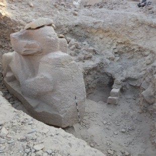 Descubierta una esfinge inacabada con cabeza de carnero y otras piezas egipcias