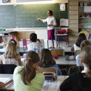 Francia reinserta en las aulas dictados, lectura en voz alta y cálculo mental por evidente “retroceso educativo”