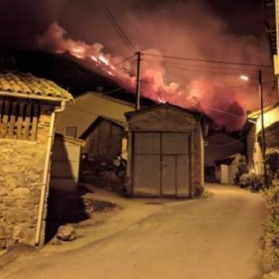 Asturias registra 77 incendios activos con llamas de hasta 30 metros por el fuerte viento