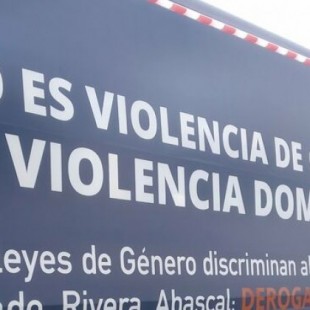 La Fiscalía contra los delitos de odio pide al juez de guardia inmovilizar el autobús de HazteOir en Barcelona