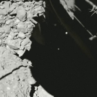 Vídeo de la sonda Hayabusa2 aterrizando y tomando muestras del asteroide Ryugu (ING)