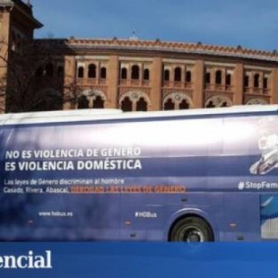 La Policía de Valencia 'detiene' al autobus anti feminista de Hazte Oír
