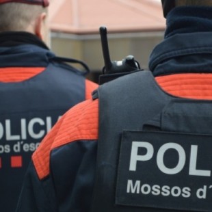 Detenido un hombre en Barcelona por intentar acuchillar a varios mossos y gritar "Alá es grande"
