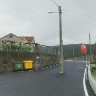 Postes de luz en medio de una carretera en Meaño, Pontevedra [GLG]