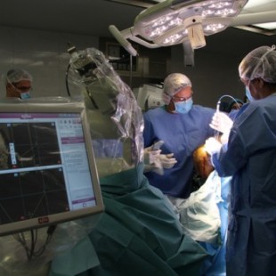 Primera cirugía láser en España para tratar la epilepsia y tumores cerebrales