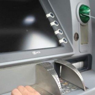 Un ladrón se compadece de su víctima y le devuelve el dinero robado al ver el saldo de su cuenta bancaria