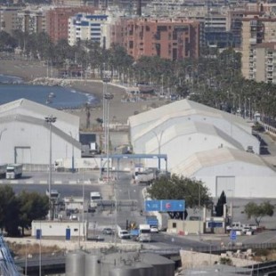 El Puerto de Málaga pierde la carga de diez mil camiones al año por no tener un trabajador los fines de semana