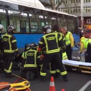 Una joven, en estado grave tras ser atropellada en Madrid por un autobús mientras cruzaba mirando el móvil