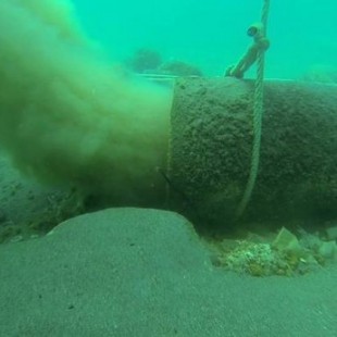 El fondo marino de Nerja acumula nueve toneladas de toallitas por los vertidos sin depurar