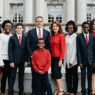 El gobernador de Kentucky lleva a sus nueve hijos a una “fiesta de la varicela” para que se contagien