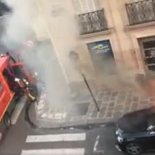 Actuación de los bomberos en Francia para apagar un Mercedes en llamas en la calle