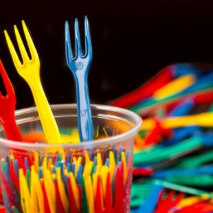 Adiós a los vasos, platos y bastoncillos: La Unión Europea prohíbe los plásticos de un solo uso a partir del 2021