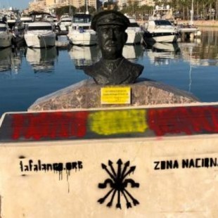 El busto en homenaje al capitán del Stanbrook en el Puerto de Alicante amanece con pintadas de la Falange